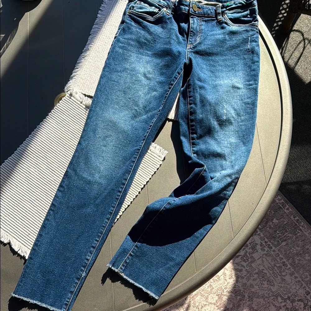Kut size 6, ankle straight leg. Dark wash.